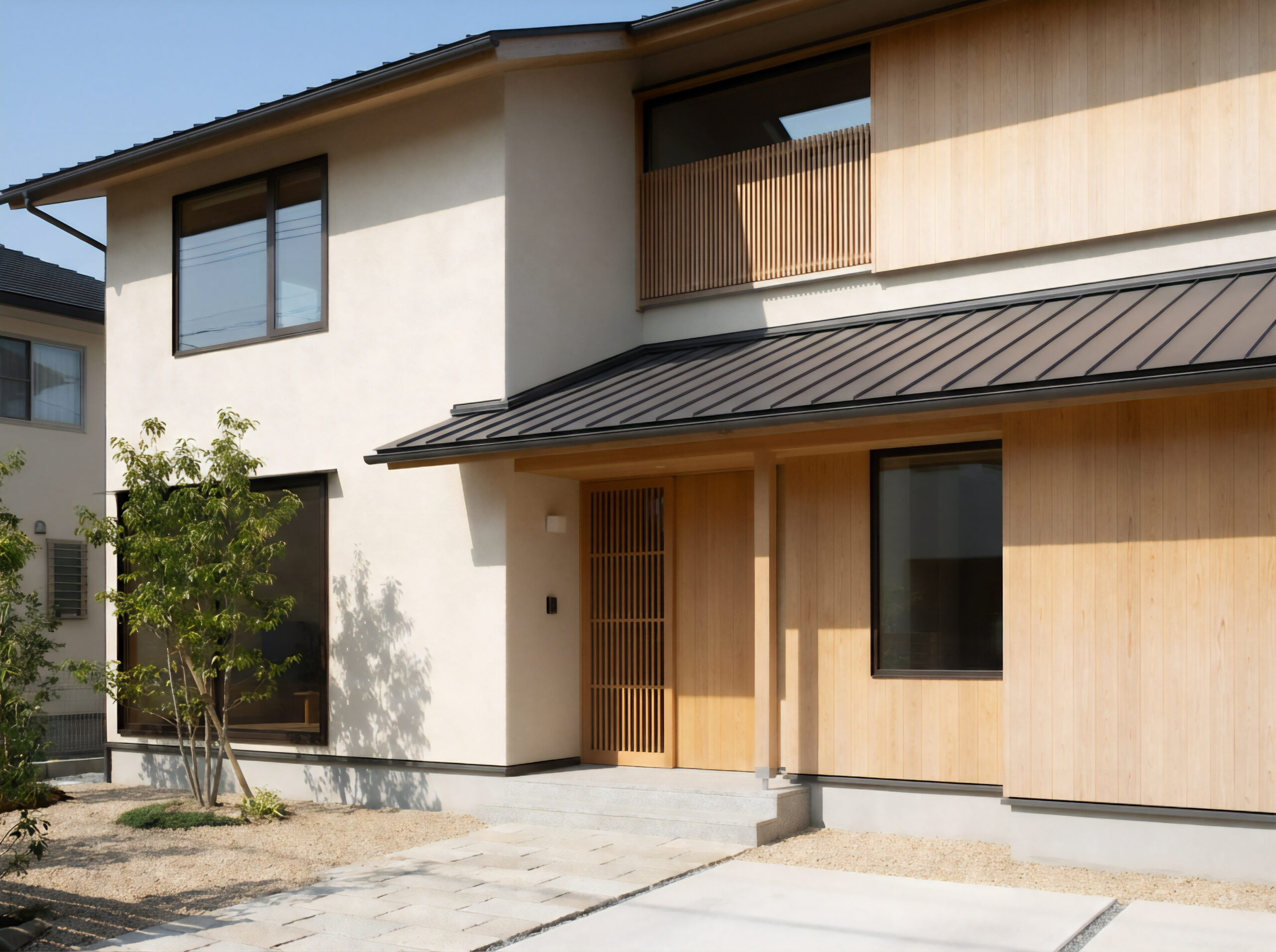 木の格子戸と縦格子の手すりをもつ都市型住宅の玄関まわり外観