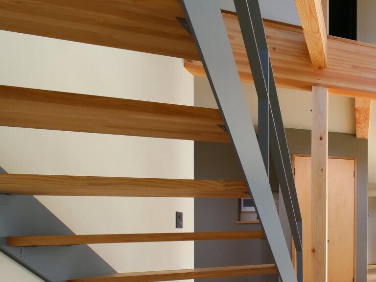 スケルトン階段と現しの梁が見える、竣工した住まいの内部
