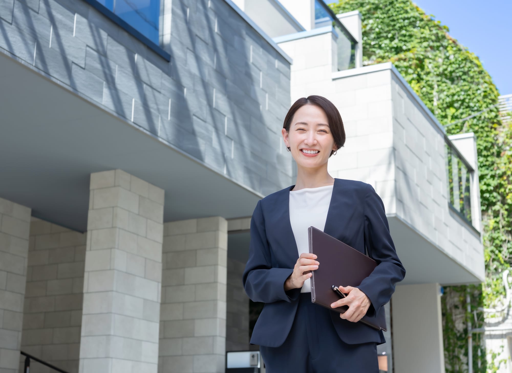 完成した住まいの前でお引き渡しを迎える様子（デモ）