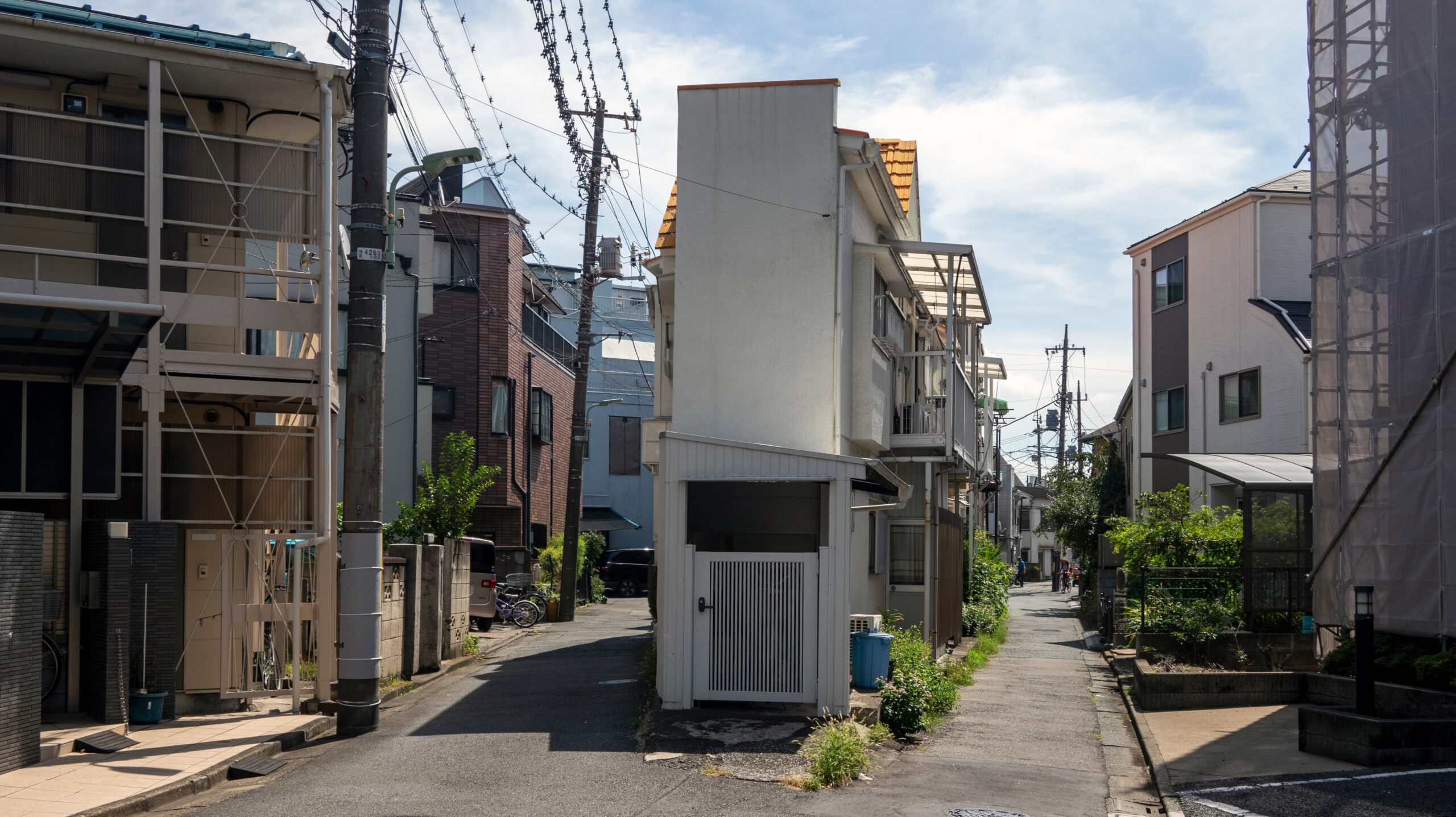 隣家と間口ぎりぎりまで接する、都市部の狭小地の住宅街の様子