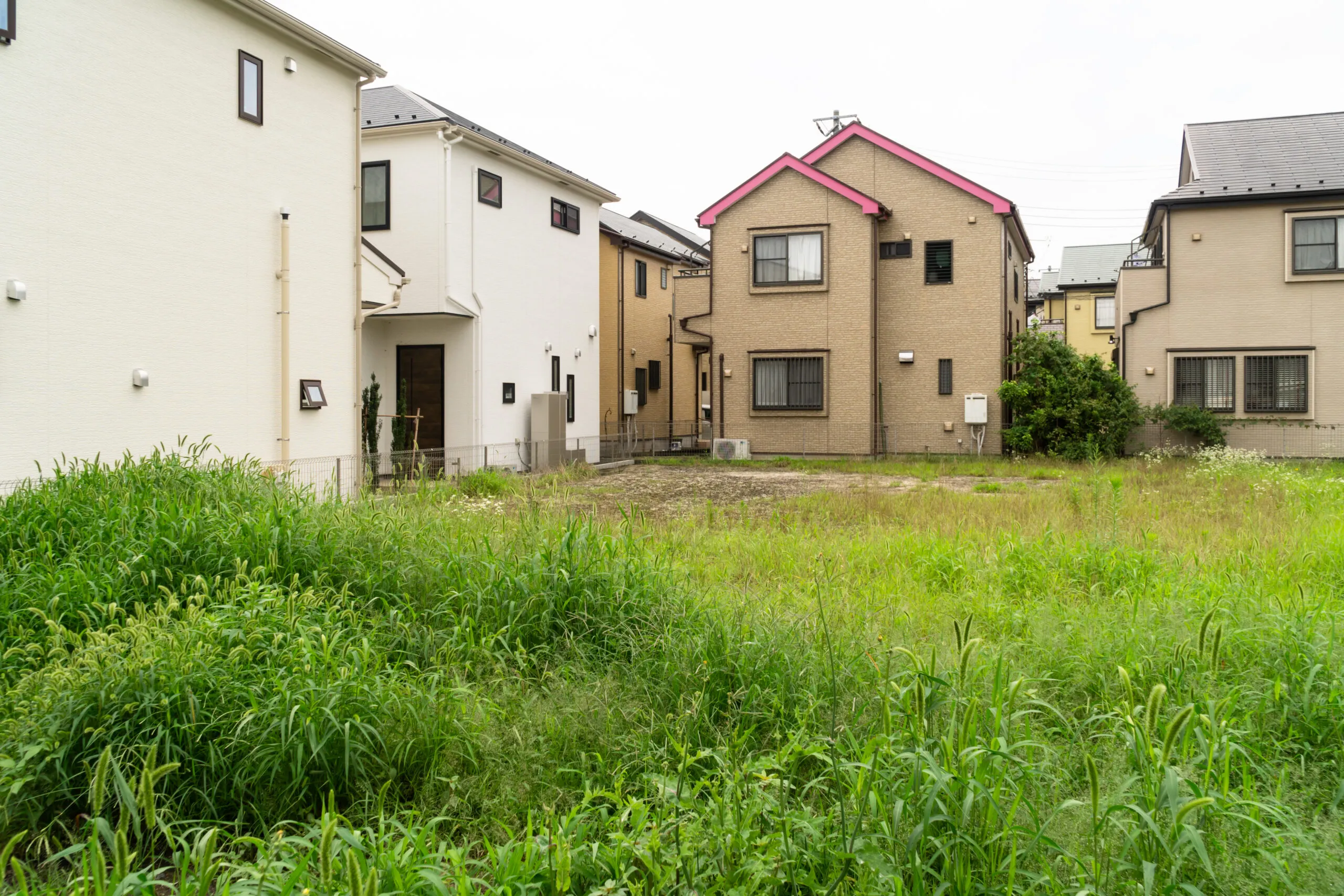 建て替え前の更地・住宅街の中の敷地