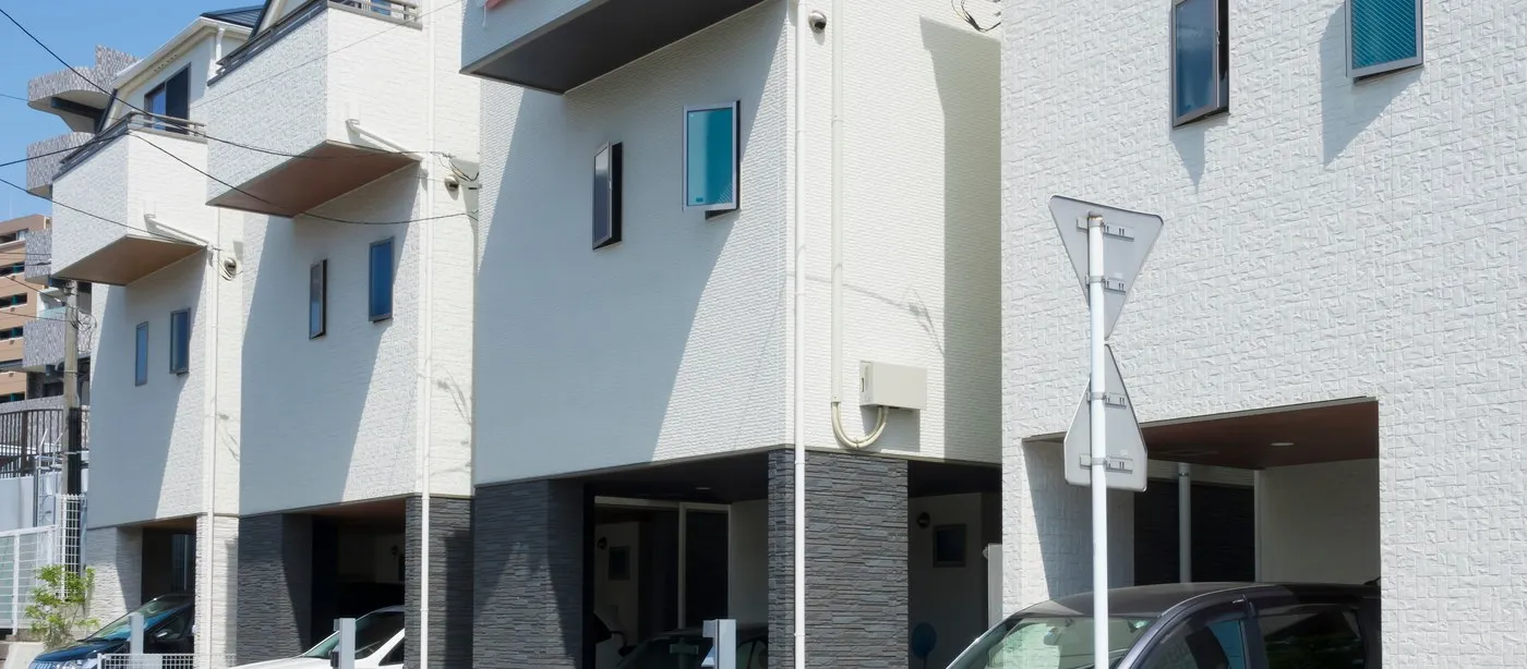 間口の狭い住宅が並ぶ街並み