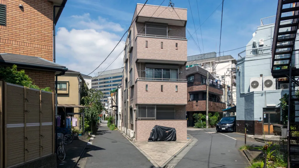 通りに端正に立つ、縦の家